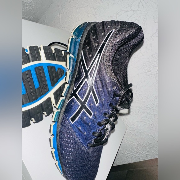 Like new oasics!! - Picture 3 of 3